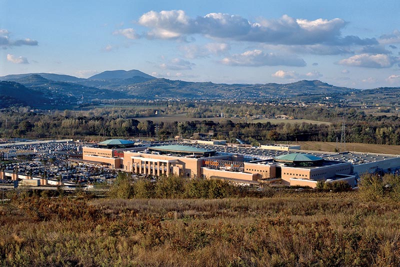 Centro-commerciale-Collestrada-esterno-perugia-mall-shopping-center